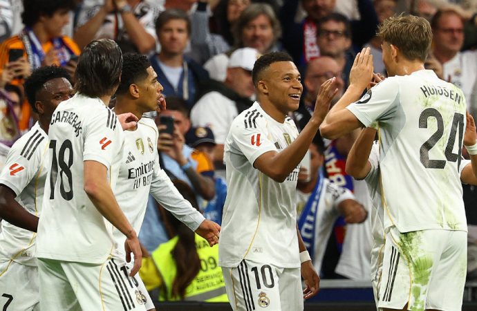 রোমাঞ্চকর এল ক্ল্যাসিকোর শেষ হাসি রিয়ালের, বার্সাকে ২-১ গোলে হারাল লস ব্ল্যাংকোসরা