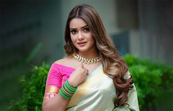 শাড়ি স্পন্সর নিয়ে প্রতারণার অভিযোগ অভিনেত্রী তানজিন তিশার বিরুদ্ধে, পাল্টা ব্যঙ্গাত্মক পোস্ট