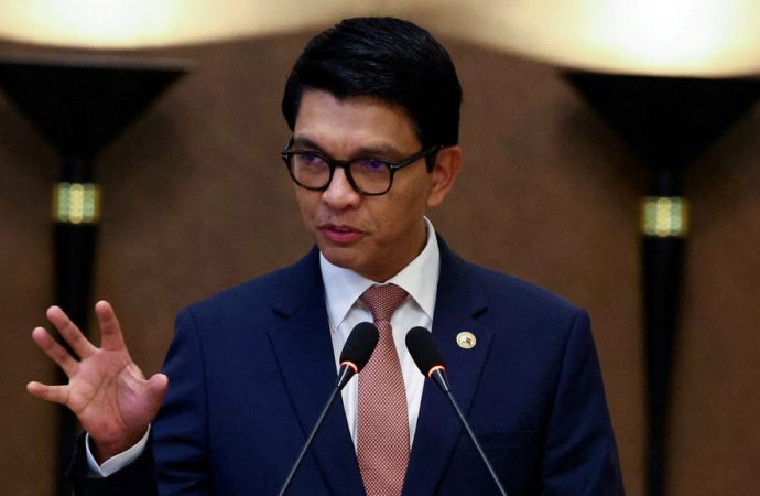 সামরিক অভ্যুত্থানে ক্ষমতাচ্যুতির পর সাবেক প্রেসিডেন্ট রাজোয়েলিনার মাদাগাস্কারের নাগরিকত্ব বাতিল