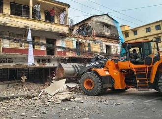 ১০ বছর পর বরিশালে ঝুঁকিপূর্ণ ভবন ভাঙার কাজ শুরু, আইনি জটিলতা কাটিয়ে তৎপর সিটি কর্পোরেশন