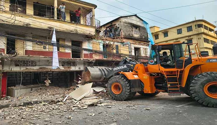 ১০ বছর পর বরিশালে ঝুঁকিপূর্ণ ভবন ভাঙার কাজ শুরু, আইনি জটিলতা কাটিয়ে তৎপর সিটি কর্পোরেশন
