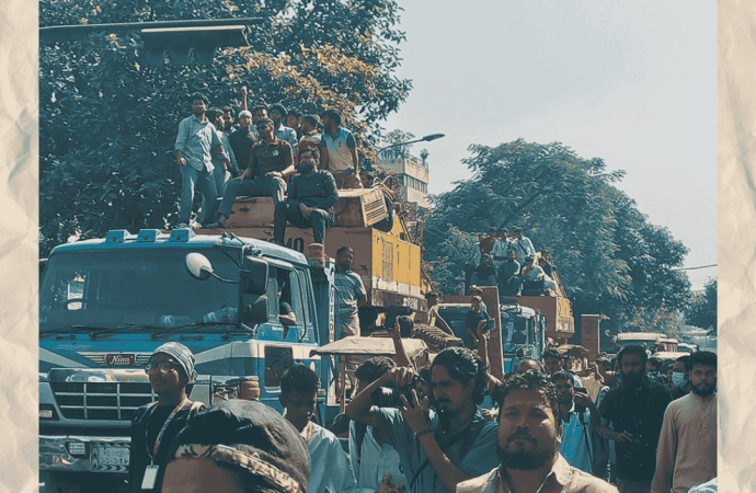 বুলডোজারসহ ধানমন্ডি ৩২-এর দিকে শিক্ষার্থী ও জনগণের অগ্রযাত্রা
