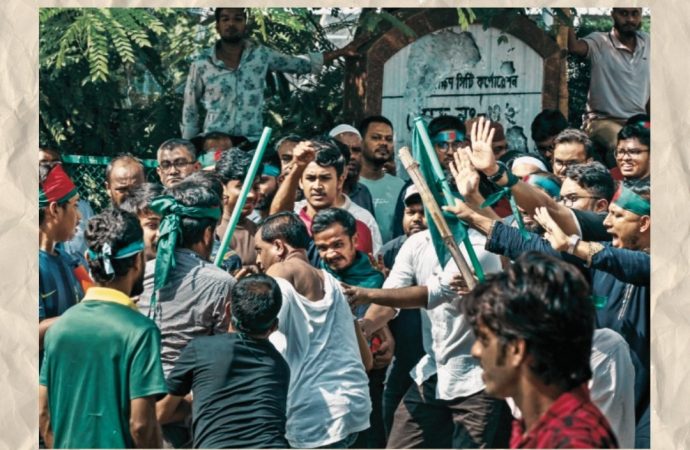 ধানমন্ডি ৩২-এ পুলিশের নিয়ন্ত্রণ, সরিয়ে দেওয়া হলো বিক্ষোভকারীদের