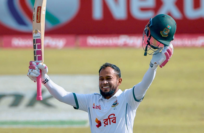 শততম টেস্টে শত রানের মাইলফলক স্পর্শ করে ইতিহাসের পাতায় মুশফিকুর রহিম।