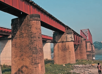 ভূমিকম্পের ধাক্কায় ঘোড়াশাল রেল সেতুর ২ পিলারে ফাটল
