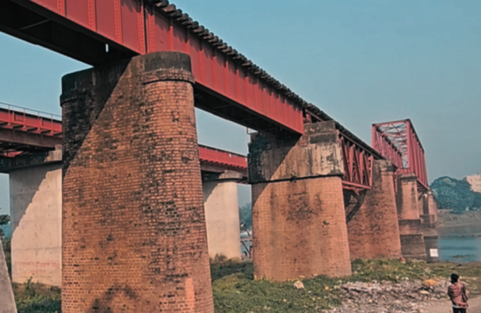 ভূমিকম্পের ধাক্কায় ঘোড়াশাল রেল সেতুর ২ পিলারে ফাটল