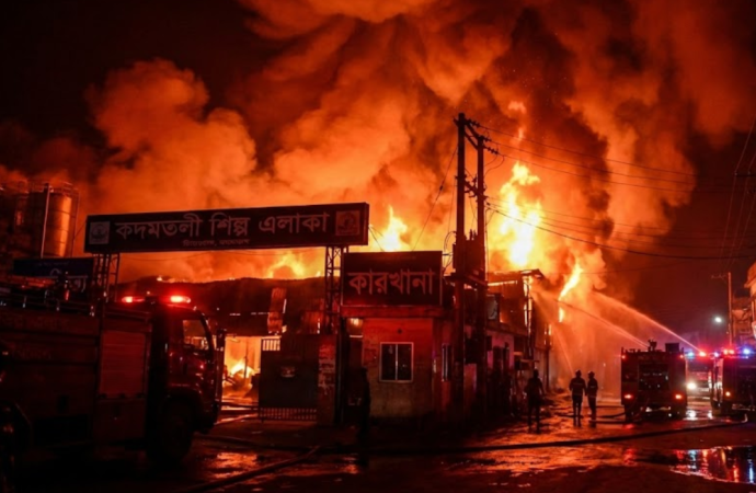 চট্টগ্রামে পোশাক কারখানায় ভয়াবহ আগুন