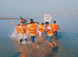 পদ্মা সেতুতে হেঁটে ওঠার অনুমতি না পেয়ে ভোলার যুবকদের লংমার্চ নাটকীয় মোড় 