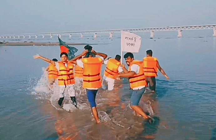 পদ্মা সেতুতে হেঁটে ওঠার অনুমতি না পেয়ে ভোলার যুবকদের লংমার্চ নাটকীয় মোড় 