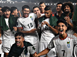 ভারতকে হারিয়ে ২ কোটি টাকার পুরস্কার হাতে পেলেন ফুটবলাররা