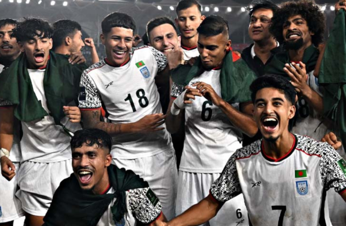 ভারতকে হারিয়ে ২ কোটি টাকার পুরস্কার হাতে পেলেন ফুটবলাররা