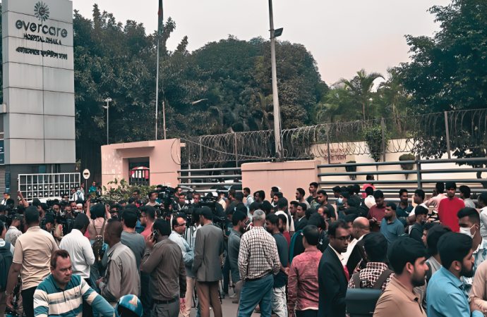 হাসপাতাল এলাকায় কঠোর নিরাপত্তা ব্যবস্থা