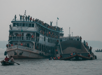 বুড়িগঙ্গায় যাত্রীবাহী লঞ্চের ধাক্কায় ডুবে যায় বালুবাহী বাল্কহেড