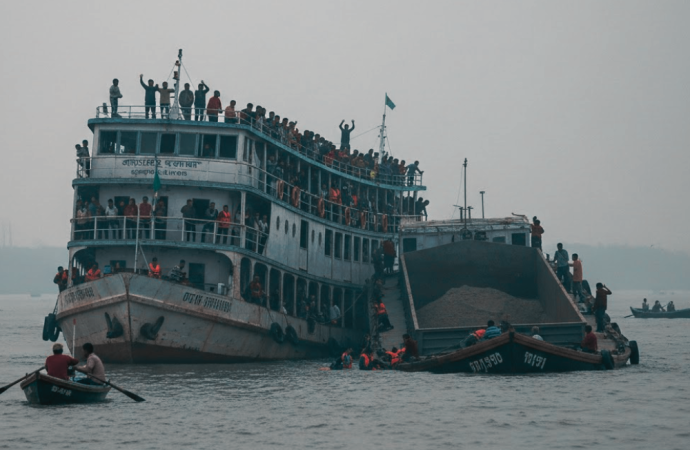 বুড়িগঙ্গায় যাত্রীবাহী লঞ্চের ধাক্কায় ডুবে যায় বালুবাহী বাল্কহেড