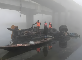 ঝিনাইদহ-কুষ্টিয়া মহাসড়কে ভয়াবহ দুর্ঘটনা: সেতুর রেলিং ভেঙে নদীতে ট্রাক, নি’হত ২