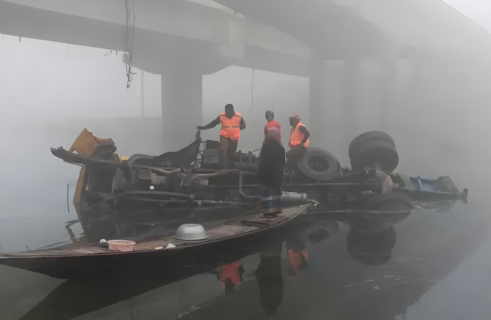 ঝিনাইদহ-কুষ্টিয়া মহাসড়কে ভয়াবহ দুর্ঘটনা: সেতুর রেলিং ভেঙে নদীতে ট্রাক, নি’হত ২