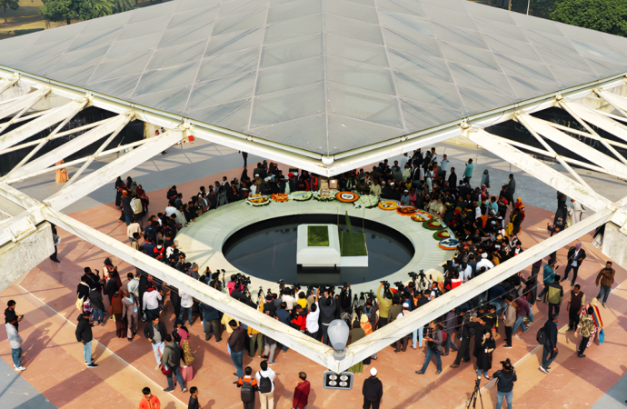 নতুন বছরের শুরুতে জিয়ার কবরের পাশেই প্রিয় নেত্রীকে শ্রদ্ধা জানাচ্ছেন হাজারো মানুষ