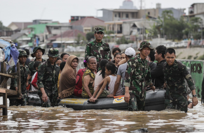 ইন্দোনেশিয়ায় আকস্মিক বন্যার কবলে ১৪ প্রাণ: চলছে উদ্ধার অভিযান
