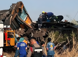 থাইল্যান্ডে চলন্ত ট্রেনের ওপর ক্রেন পড়ে ৩২ জন নিহতের একদিনের মাথায় আবারও নির্মাণাধীন উড়াল সড়কের ক্রেন ভেঙে ২ আরোহী নিহত 