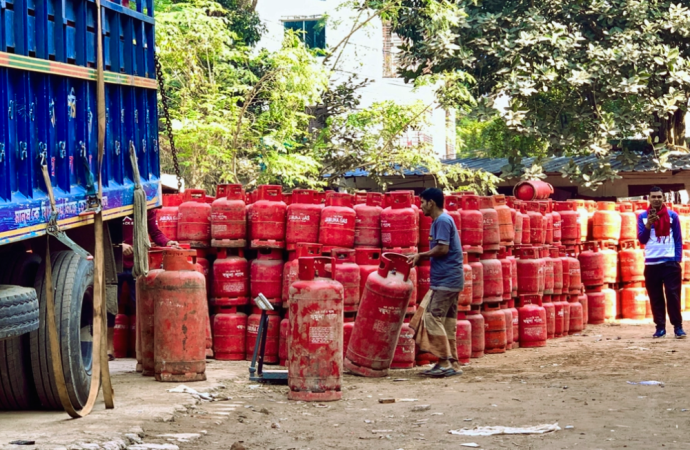 সিলেটে বসতবাড়িতে অবৈধভাবে মজুত করা ১৩০টি এলপিজি সিলিন্ডার জব্দ, ৫০ হাজার টাকা জরিমানা