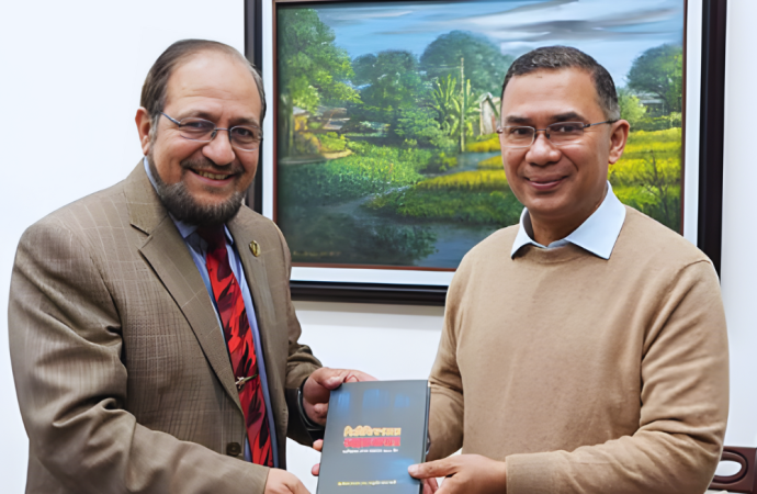 বিএনপি চেয়ারপারসন খালেদা জিয়ার মৃত্যুতে শোক জানাতে গুলশান কার্যালয়ে গিয়ে তারেক রহমানের হাতে নিজের লেখা বই তুলে দিলেন ব্রিগেডিয়ার জেনারেল (অব.) আবদুল্লাহিল আমান আযমী