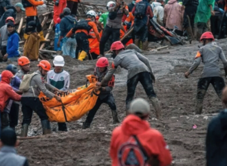 ইন্দোনেশিয়ায় ভয়াবহ ভূমিধস: ২৩ নৌসেনার মৃত্যু, উদ্ধার অভিযান অব্যাহত