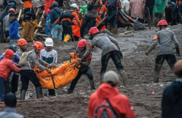 ইন্দোনেশিয়ায় ভয়াবহ ভূমিধস: ২৩ নৌসেনার মৃত্যু, উদ্ধার অভিযান অব্যাহত