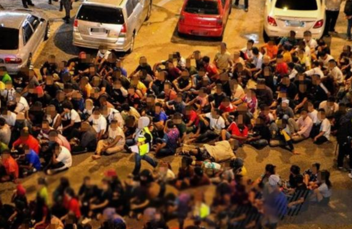 মালয়েশিয়ায় অভিবাসন বিভাগের সাঁড়াশি অভিযান: ৫৬ বাংলাদেশিসহ ২১৮ জন আটক