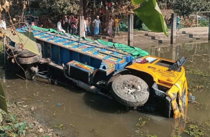 মিরসরাইয়ে ট্রাকের ধাক্কায় অটোরিকশা আরোহী ২ জনের মৃত্যু