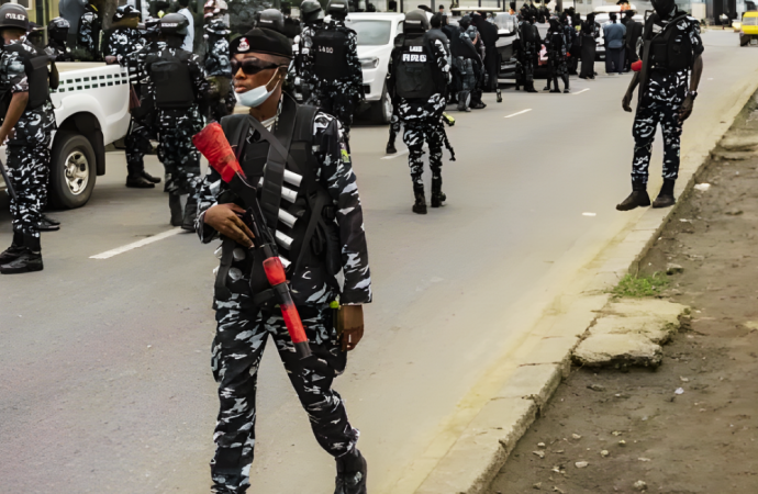 নাইজেরিয়ায় বন্দুকধারীদের ভয়াবহ হামলায় ৩২ জন নিহত: শোকের ছায়া গ্রামজুড়ে