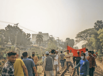 বেতন বৈষম্য নিরসনের দাবিতে গাজীপুরে ডিপ্লোমা প্রকৌশলীদের রেললাইন অবরোধ