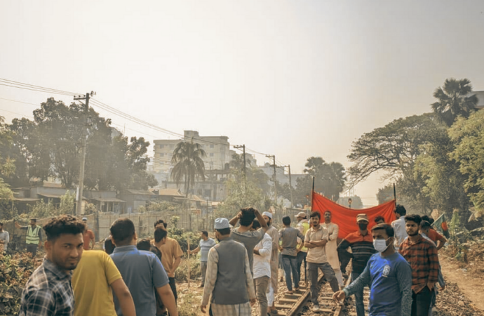 বেতন বৈষম্য নিরসনের দাবিতে গাজীপুরে ডিপ্লোমা প্রকৌশলীদের রেললাইন অবরোধ