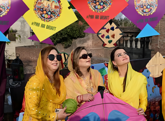 ১৯ বছর পর পাকিস্তানে ফিরল বসন্ত উৎসব: ঘুড়ির রঙে রঙিন লাহোরের আকাশ