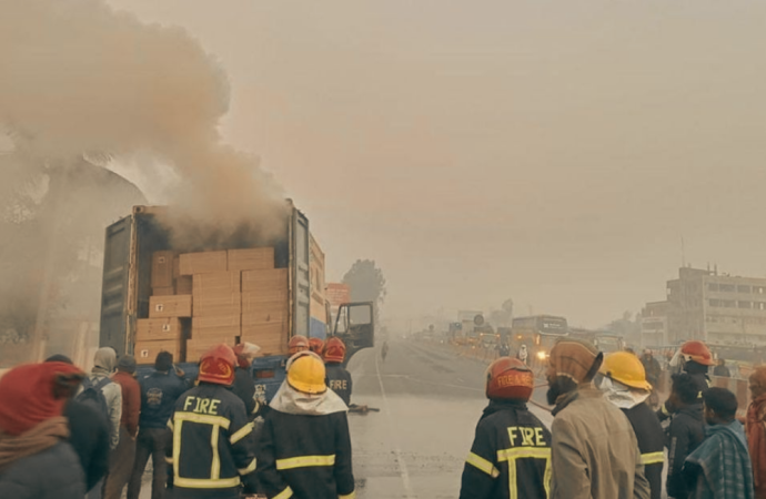 মিরসরাইয়ে মহাসড়কে চলন্ত কাভার্ডভ্যানে আগুন: অল্পের জন্য রক্ষা পেলেন চালক-সহকারী