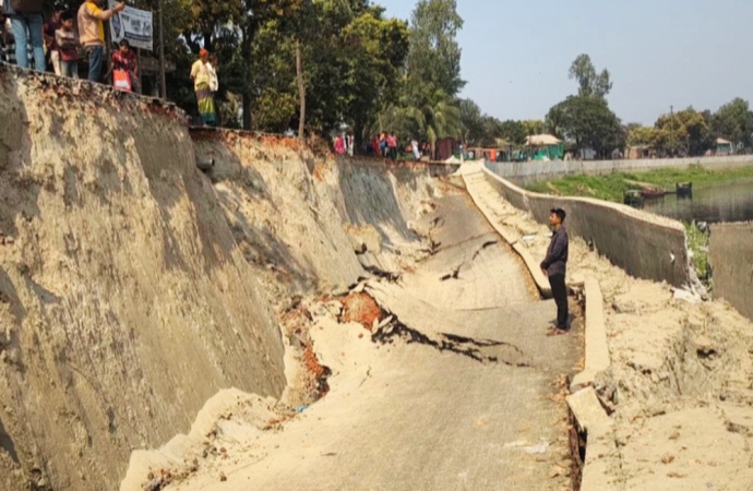 উদ্বোধনের আগেই ভেঙে গেল রাস্তা: গাজীপুরে অনিয়ম ও নিম্নমানের কাজের অভিযোগ