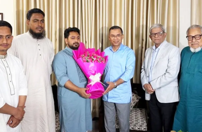 উপদেষ্টা ও এনসিপি আহ্বায়ক নাহিদ ইসলামের বাসায় তারেক রহমান: নতুন রাজনৈতিক ঐক্যের বার্তা