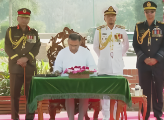 স্মৃতিসৌধের পরিদর্শন বইয়ে প্রধানমন্ত্রীর স্বাক্ষর: বীর শহীদদের প্রতি কৃতজ্ঞতা প্রকাশ