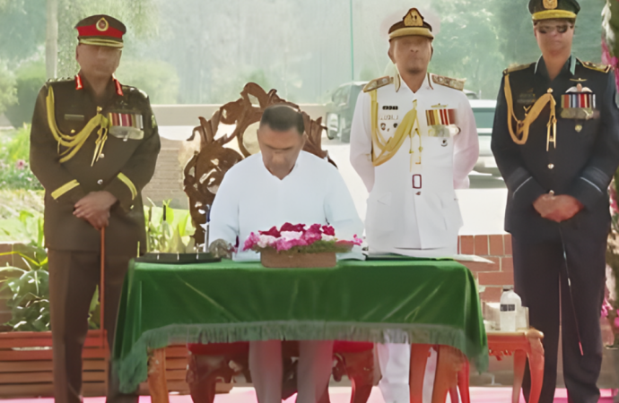 স্মৃতিসৌধের পরিদর্শন বইয়ে প্রধানমন্ত্রীর স্বাক্ষর: বীর শহীদদের প্রতি কৃতজ্ঞতা প্রকাশ