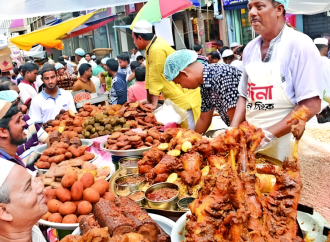 পুরান ঢাকার চকবাজারে ইফতারির ধুম: ঐতিহ্যের স্বাদ নিতে ভোজনরসিকদের ভিড়