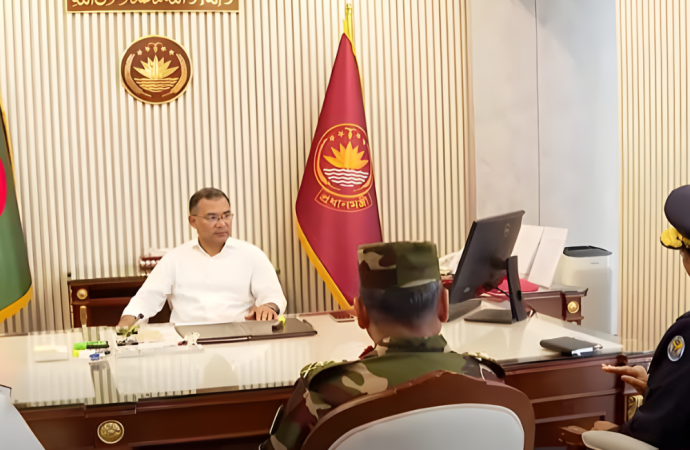 প্রধানমন্ত্রীর সঙ্গে তিন বাহিনী প্রধানের সাক্ষাৎ: নিরাপত্তা ও সশস্ত্র বাহিনীর উন্নয়ন নিয়ে আলোচনা