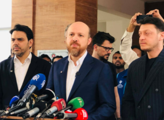 কক্সবাজারে রোহিঙ্গা ক্যাম্পে মেসুত ওজিল: ইফতারে অংশ নিয়ে ছড়ালেন ভালোবাসার পরশ