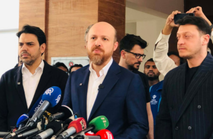 কক্সবাজারে রোহিঙ্গা ক্যাম্পে মেসুত ওজিল: ইফতারে অংশ নিয়ে ছড়ালেন ভালোবাসার পরশ