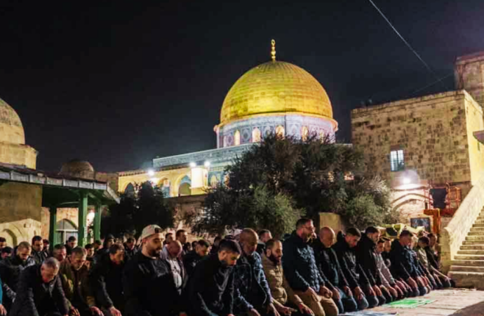 বাধা পেরিয়ে আল-আকসায় ৫০ হাজার মুসল্লি: ইসরায়েলি কড়াকড়ির মুখেও মুখরিত মসজিদ প্রাঙ্গণ