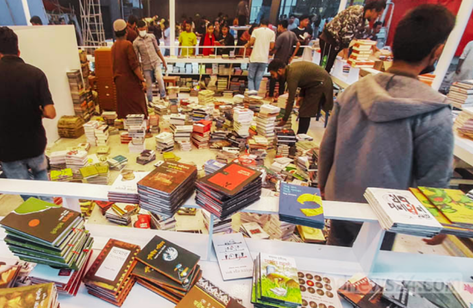 ‘বহুমাত্রিক বাংলাদেশের’ প্রত্যয়ে বইমেলা শুরু বৃহস্পতিবার: শেষ মুহূর্তের প্রস্তুতিতে মুখর সোহরাওয়ার্দী উদ্যান