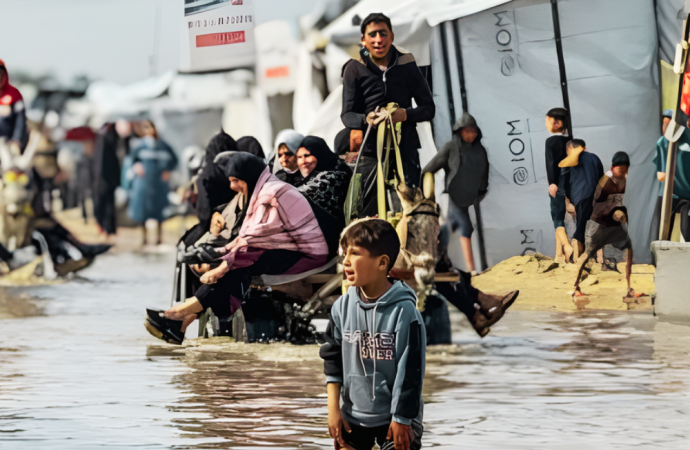 গাজায় বৃষ্টির ঢলে তলিয়ে গেছে তাবু, ইসরায়েলি হামলায় আরও ২ ফিলিস্তিনি নিহত: চরম মানবিক বিপর্যয়