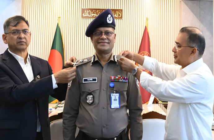নবনিযুক্ত আইজিপিকে র্যাঙ্ক ব্যাজ পরালেন প্রধানমন্ত্রী: পুলিশে নতুন নেতৃত্বের সূচনা