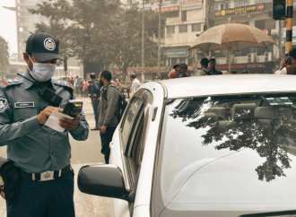রাজধানীতে ট্রাফিক আইন লঙ্ঘনে ডিএমপির ১ হাজার ৪৬০ মামলা: সড়কে শৃঙ্খলা ফেরাতে কঠোর অভিযান