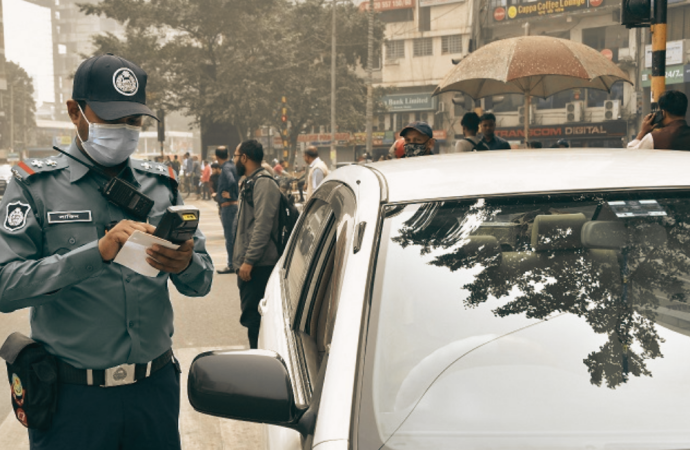 রাজধানীতে ট্রাফিক আইন লঙ্ঘনে ডিএমপির ১ হাজার ৪৬০ মামলা: সড়কে শৃঙ্খলা ফেরাতে কঠোর অভিযান