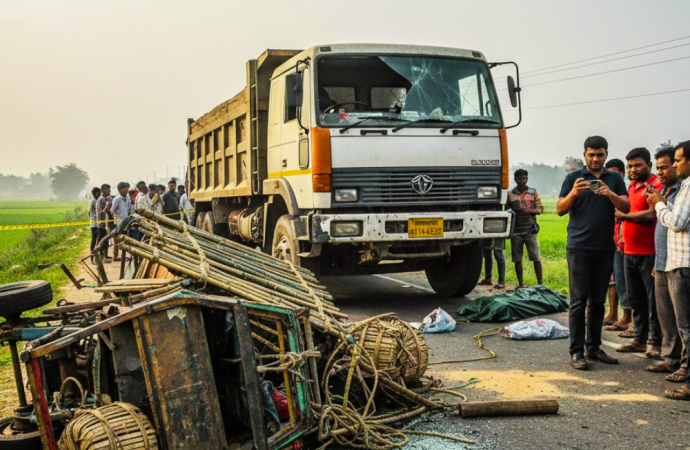 পুঠিয়ায় ট্রাক-ভুটভুটি সংঘর্ষে দুই মুরগি ব্যবসায়ীর মৃত্যু: চালক আটক