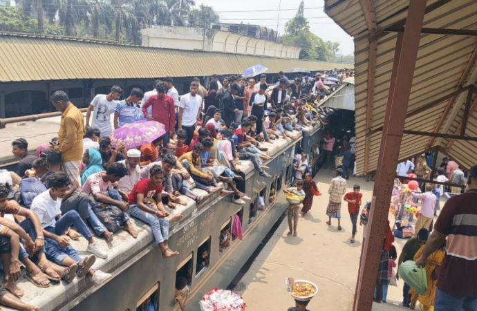 ভোটের ছুটিতে বাড়ি ফিরছে মানুষ: টার্মিনালে টার্মিনালে মানুষের উপচে পড়া ভিড়